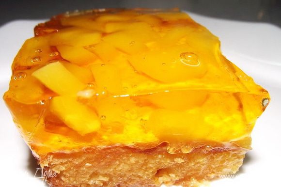 На холодный корж выкладываем персики и заливаем апельсиновым желе.Ставим в холодильник.Через часик пирог можно кушать. P.S.Когда желе будет схватываться( густеньким становиться),то только тогда вылить его на корж с персиками.Иначе он просто впитается в тест Приятного аппетита