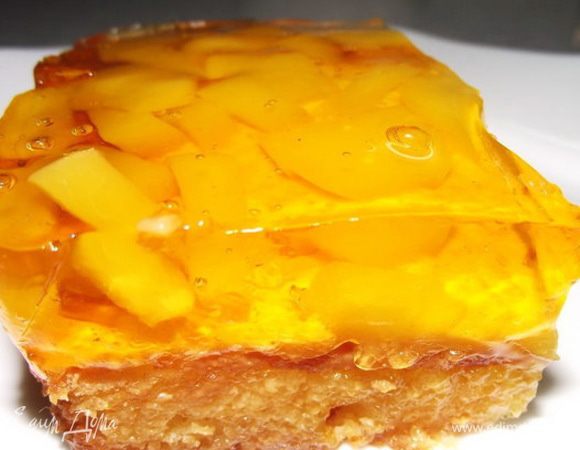 На холодный корж выкладываем  персики и заливаем апельсиновым желе.Ставим в холодильник.Через часик пирог можно кушать.
P.S.Когда желе будет схватываться( густеньким становиться),то только тогда  вылить его на корж с персиками.Иначе он просто впитается в тест
Приятного аппетита