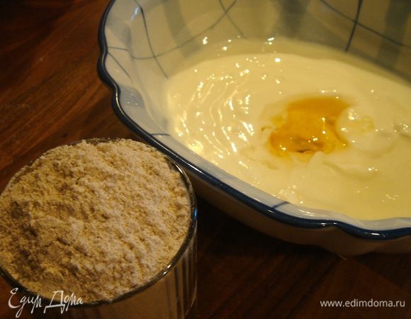 Йогурт взбейте с растительным маслом и медом. Муку, соль и соду тщательно смешайте в отдельной посуде. Соедините сухие и жидкие ингредиенты.