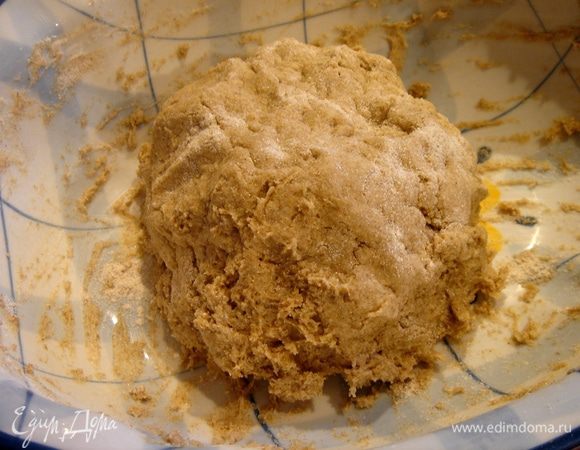 Замесите липкое тесто, скатайте его в шар, затяните пленкой и оставьте на 30 минут.