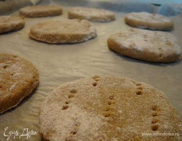 На хорошо присыпанной мукой поверхности раскатайте тесто в пласт толщиной 1 см. Вырежьте лепешки желаемой формы и выложите их на противень. Каждую лепешку наколите вилкой. Выпекайте при 220°C около 15–20 минут.