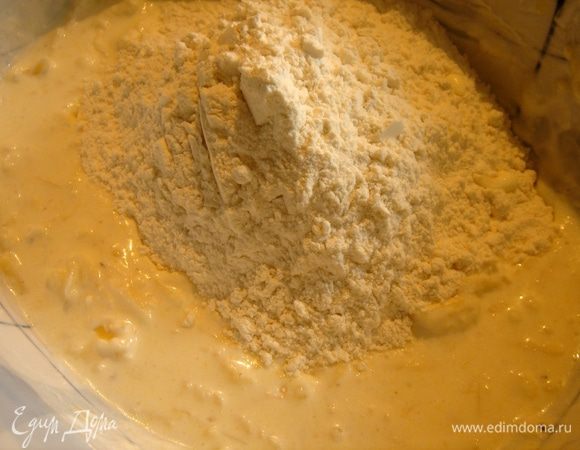 Взбить творог с молоком и маслом,добавить сыр.Сухие ингредиенты смешать в отдельной посуде,а затем соединить с творожной массой.Замесить тесто.