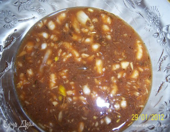 готовим маринад: в соевый соус выдавить очищенный чеснок, из 1\2 части лимона выжать сок, добавить горчицу,добавить специи(перцы молотые красный и чёрный,соль и какую-нибудь приправу для птицы), всё хорошенько размешать.