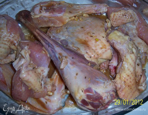 индеку положить в форму для запекания, налить маринад, время от времени втирая маринад в мясо, оставьте мин.40