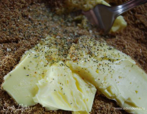 Добавим специи,соль,размягченное сливочное масло. Если смесь будет слишком рассыпчатой,можно добавить яичный желток (я добавляла).
