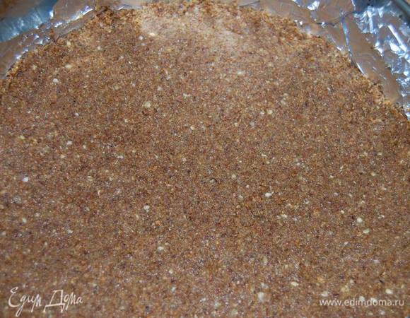 Выкладываем на дно формы основу чизкейка,хорошо распределяем,придавливая ладошкой, отправляем в холодильник на 30 минут.