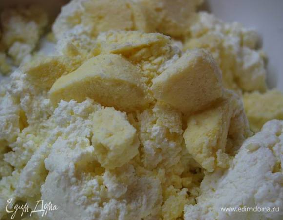 А пока займемся приготовлением сырной составляющей. Смешаем творог,сыр.