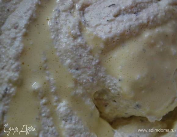 Яйца взобьем добела (около 5 минут),осторожно смешаем с творожно-сырной массой.