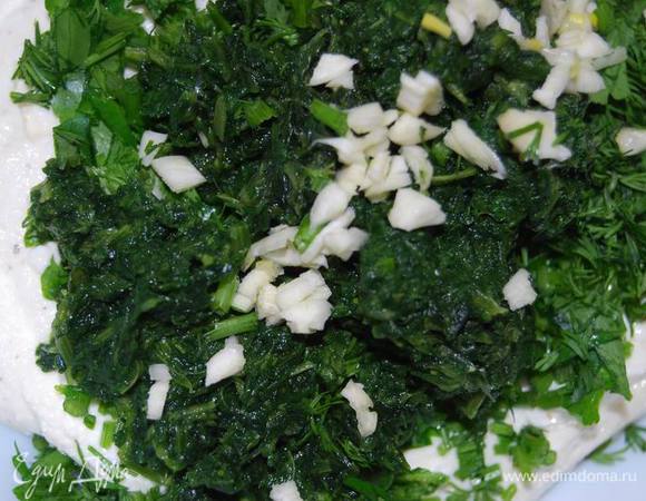 Разделим пополам получившуюся смесь и в одну из них добавим шпинат,мелко порезанную зелень,чеснок.