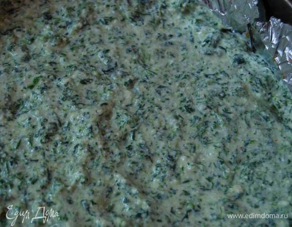 Выкладываем зеленый наполнитель на основу.