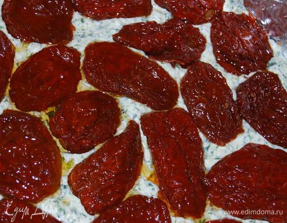 Сверху -вяленые томаты. Масло удалите салфеткой.