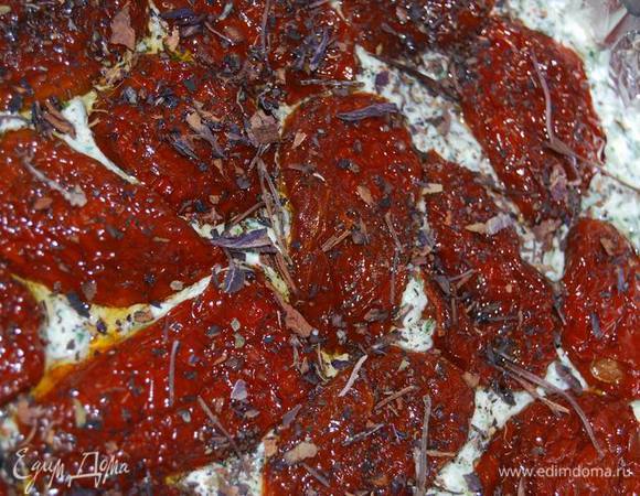 Щедро посыпем свежим или сушеным базиликом.