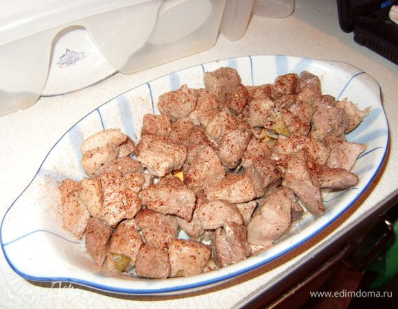 Разогреть на сковороде растительное масло и обжарить мясо до золотистой корочки. Переложить мясо в форму для запекания и посыпать корицей.