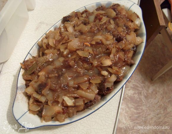 Выложить массу со сковороды поверх кусков свинины. Закрыть форму фольгой.