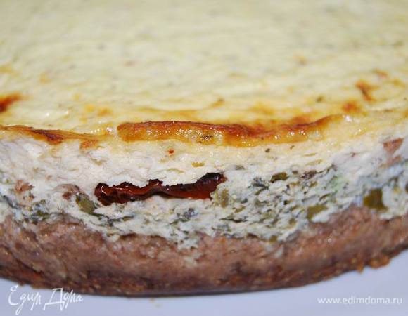 Выпекаем в разогретой до 160градусов духовке 50-60 минут. Затем чуть приоткрываем духовку и оставляем в ней чизкейк еще на 1 час. Достаем и ставим в холодильник.