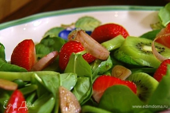 Посыпать салат вымоченными в уксусе кольцами лука, сбрызнуть оливковым и ореховым маслом и посолить.