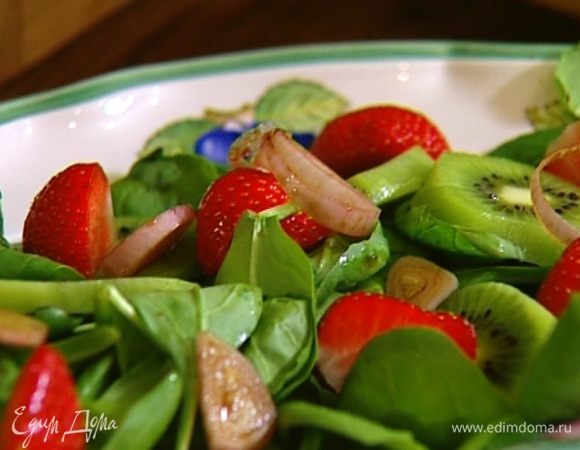 Посыпать салат вымоченными в уксусе кольцами лука, сбрызнуть оливковым и ореховым маслом и посолить.