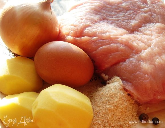 Панировочные сухари или булочку замочить в сливках (можно заменить молоком). Лук мелко нарезать и обжарить на сливочном масле до золотистого цвета. Картофель размять в пюре (или натереть). Смешать все ингредиенты для фарша и вымешивать до однородной консистенции.