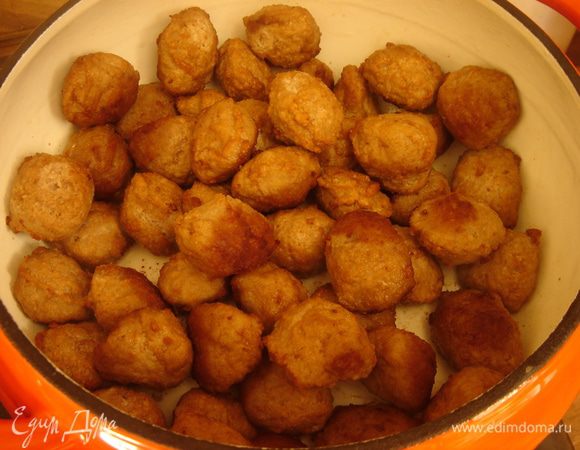 С помощью двух чайных ложек или руками, смоченными в воде, слепить шарики размером с грецкий орех, обвалять их в муке и обжарить на растительном масле.