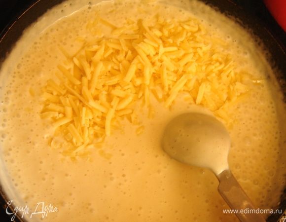 Готовим соус. На сливочном масле немного обжарить муку. Бульоном или водой ополоснуть сковороду, в которой жарились тефтели, и соединить бульон со сливками. Небольшими порциями добавить смесь в муку, постоянно помешивая, и варить до консистенции густых сливок. Я позволяю себе небольшое отступление от рецепта и добавляю немного тертого сыра. Посолить, поперчить, соединить тефтели с соусом и прогреть. Готовые тефтельки подавать с вареным картофелем и клюквенным соусом. Приятного аппетита!