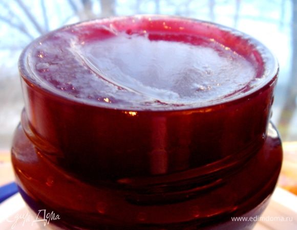 Лучше начать с приготовления брусничного соуса. Ягоды измельчить в блендере и соединить с сахаром (норму сахара можно увеличить по своему вкусу). Прогреть брусничное пюре на среднем огне, помешивая. Если ягоды окажутся недостаточно сочными, то добавьте воды (или вина). Уварить пюре до консистенции жидкого киселя, при желании протереть через сито. Остудить.