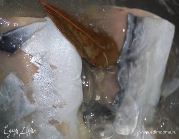 Рыбу сварим в подсоленной воде,добавим во время варки перец горошком и лавровый лист.