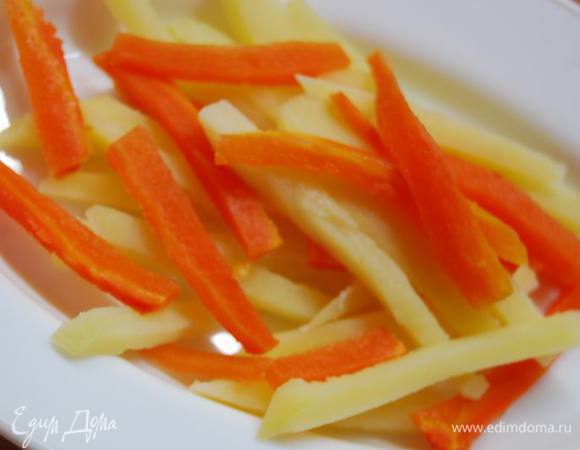 Нарежем картофель и морковь. Мне захотелось соломкой.