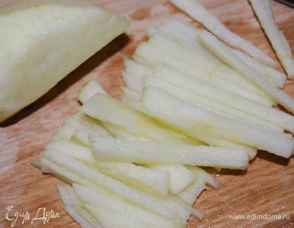 Яблоко тонко. Сбрызнем соком лимона.