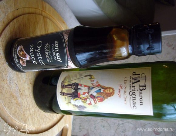 Я использовала вот такой устричный соус, довольно густой, в нём мидии получились как в глазури. Вино решила взять полусухое красное. Вроде, к морепродуктам и рыбе и положено белое, но к томатной основе (именно она у нас "база") лёгкое красное вино подошло идеально.