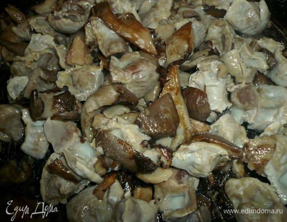 грибы обжарить, смешать все вместе и еще немного обжарить.