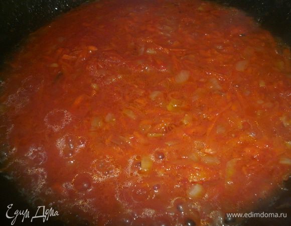 Морковь и лук мелко порезать и обжарить на растительном масле, добавить томат и дать увариться