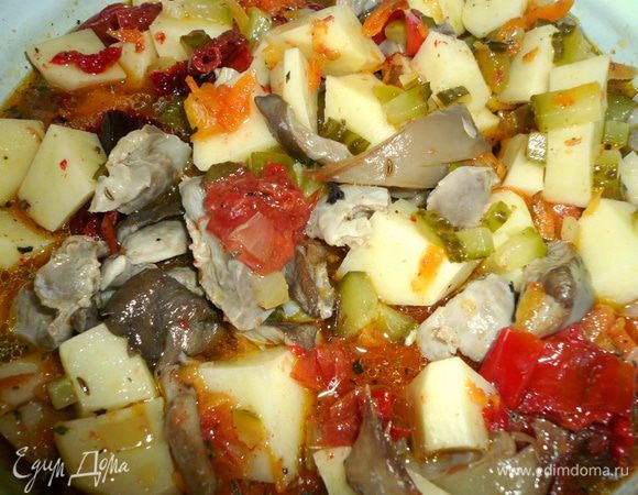 Сложить в кастрюльку обжаренные желудочки и грибы, вяленые помидоры и перец ,добавить крупно нарезанный картофель,  мелко нарезанные огурчики, заправку из моркови лука и томата, посолить по вкусу, добавить специи(у меня черный молотый перец, тмин, сушеные укроп, петрушка, базилик) подлить кипяченой водички и тушить минут 25 до готовности картофеля