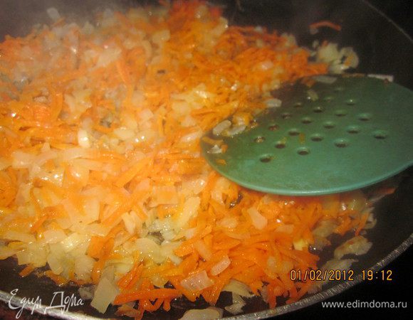 Перловку можно замочить в воде с вечера.Так она приготовится потом быстрее.Я не замачивала.Начнем готовить гуляш из сердца.Репчатый лук поджарим,добавим к нему морковь.Пережарим до полуготовности моркови.