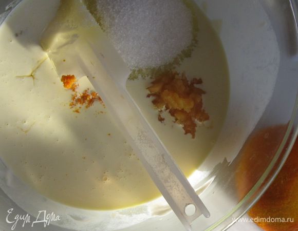 Добавить сахар, мед ,раст. масло, конфитюр и цедру апельсина. Смешать все хорошо силиконовой лопаткой.