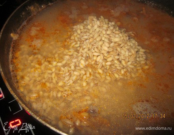 Высыпаем крупу.Если надо,подливаем водички.Накрываем крышкой и томим до готовности,периодически помешивая.Если нужно,добавляем воды по мере ее выкипания.В конце я присыпала смесью приправ, положила перчик чили на 10мин.