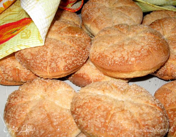  Готовые коржики выложить и накрыть тканевой салфеткой.