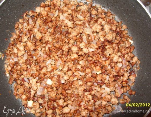 Пожарить на топлёном масле фарш, затем добавить мелко порубленный лук, обжарить с фаршем до золотистого цвета.
