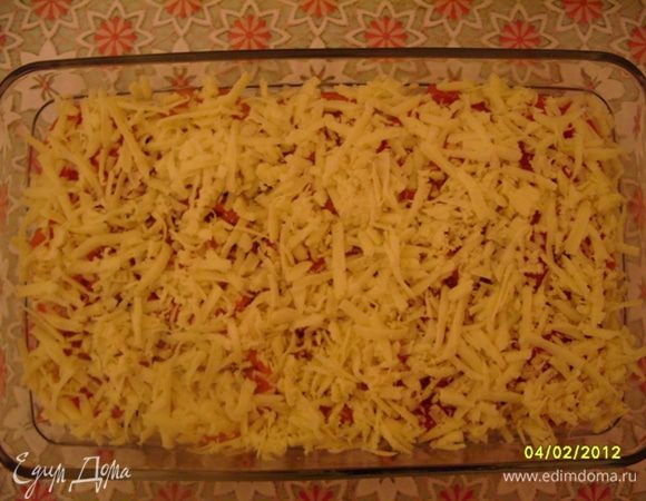 Голландский сыр протереть на крупной тёрке, высыпать на помидоры.
Затем влить 1/2 стакана молока.
Отправить в предварительно разогретую духовку 200 градусов на 10-15 минут (пока не разрумянится голландский сыр и молоко должно выпариться).