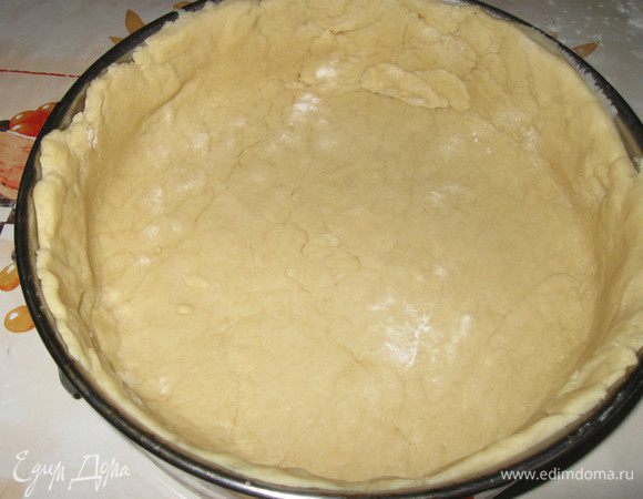 раскатать, выложить в форму, сформировать бортик. Поставить выпекать в духовку при 200 гр на 15 мин, предварительно проткнув тесто вилкой в нескольких местах.