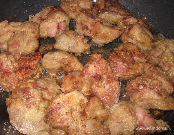 Для начинки: моем куриную печень, очищаем от пленок и жарим. Снимаем с огня, остужаем.