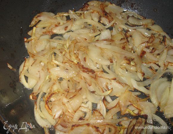 Лук режем полукольцами, обжариваем на масле до золотистого цвета,остужаем.