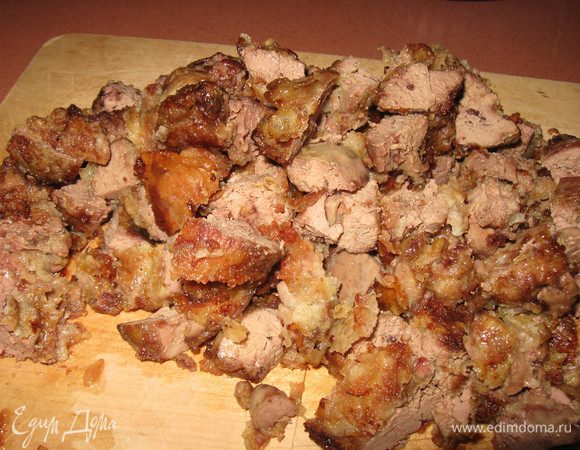 Жаренную печенку режем кубиком 
