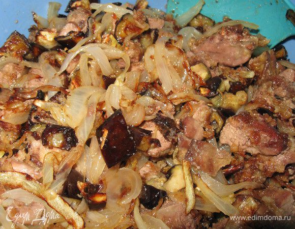 Печенку смешиваем с баклажаном и луком. 
