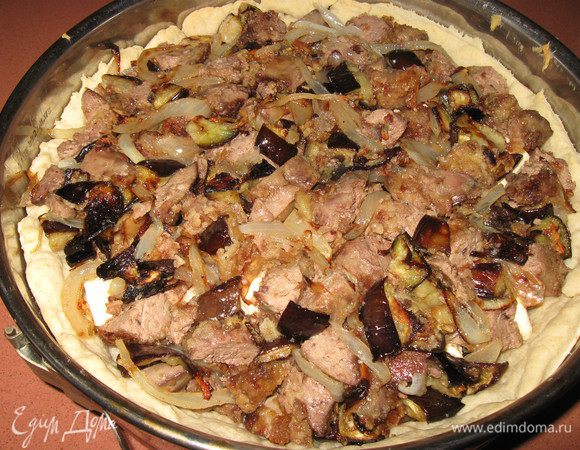 На испеченный корж выкладываем нашу начинку, разравниваем.