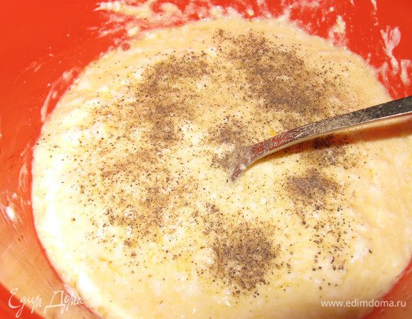 Готовим заливку: взбиваем 2 яйца, добавляем 200 гр сметаны, солим, перчим и еще раз взбиваем.