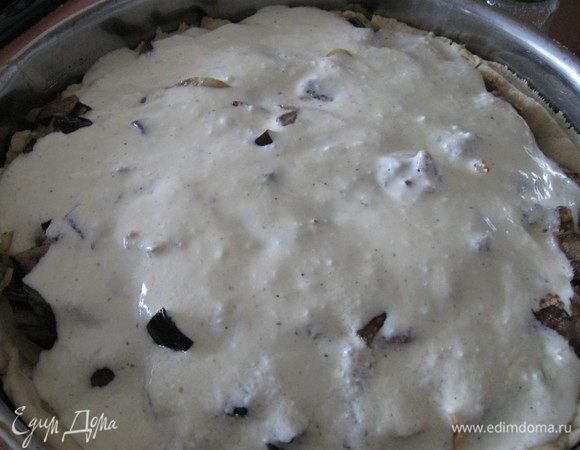 Выливаем заливку на начинку. 