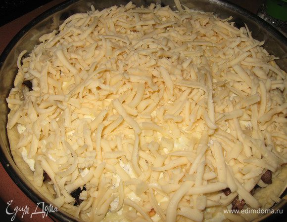 Трем сыр и посыпаем им киш.