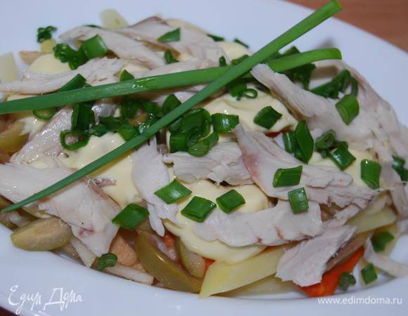 Зеленый лук,немного черного перца и еще немного заправим.
