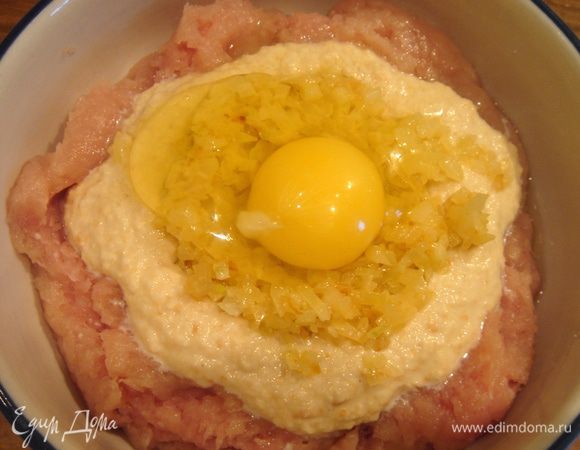 Лук мелко нарезать и обжарить на сливочном масле до мягкости, добавить предварительно промытые от соли анчоусы (не отказывайтесь от этого ингредиента, анчоусы придают клопсам особую пикантность) и растереть их до полного растворения. Смешать фарш, лук, яйцо, булку и специи до однородной консистенции и хорошенько отбить его.