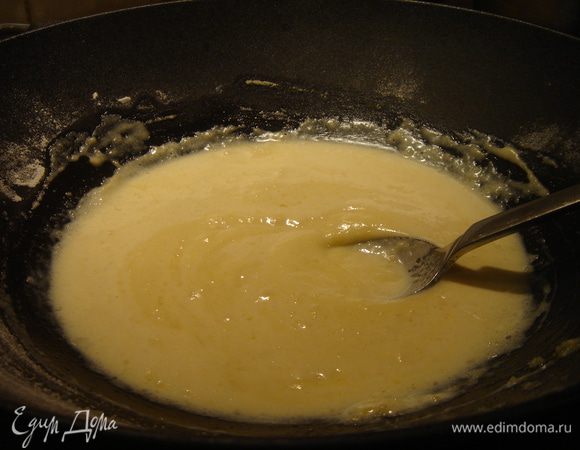 На сливочном масле обжарить муку, затем небольшими порциями добавлять бульонную смесь, постоянно помешивая и разбивая комочки. Ввести в соус лимонный сок, вино, цедру и каперсы. Посолить, поперчить, добавить вустерширский соус. На этом этапе соус следует попробовать и, при необходимости, сбалансировать вкус сахаром.